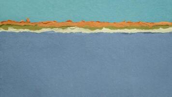 abstract landschap in pastel tonen met een blauw lucht en oceaan - een verzameling van handgemaakt vod papieren foto