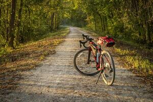 grind toeren fiets Aan katy spoor in de buurt Marthasville, missouri, in vallen landschap foto