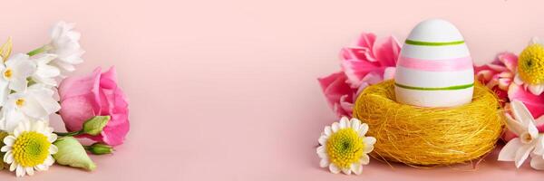 Pasen creatief samenstelling. voorjaar bloemen, Pasen ei en vlinders Aan roze spandoek. Pasen kaart foto