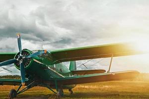 vintage vliegtuigen die zich voorbereiden op de start foto