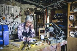 vrouwelijke timmerman in haar werkplaats foto