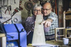 senior koppel in een timmerwerkplaats foto