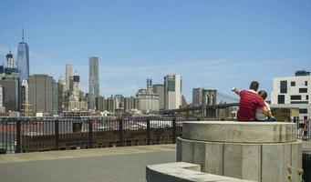 man die de skyline van Manhattan in New York City voor de gek houdt foto