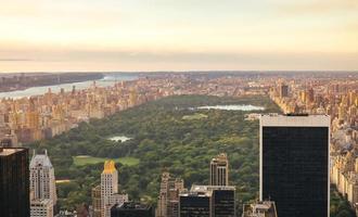 centraal park in Manhattan met wolkenkrabbers op de voorgrond foto