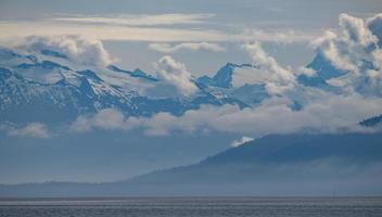 Alaska kust bereik en wolken foto