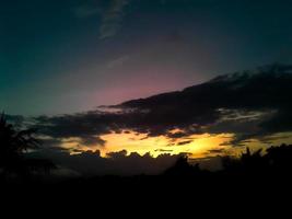 dramatische zonsondergang hemel met wolken. heldere dramatische hemel en donkere grond. foto