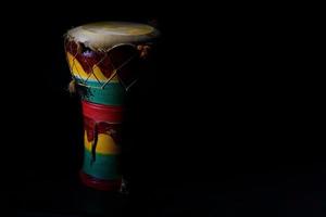 originele Afrikaanse handpercussie op zwarte achtergrond foto