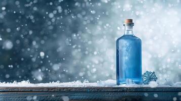 een blauw gin fles op een houten oppervlakte in een besneeuwd achtergrond. gegenereerd door kunstmatig intelligentie. foto