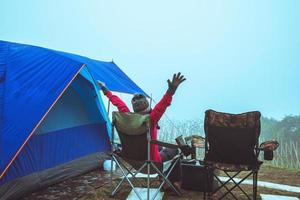 vrouwen aziaten reizen ontspannen kamperen in de vakantie. op de mountain.thailand