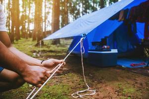 handkracht vang het slot. kracht touw. tent touw gesp foto