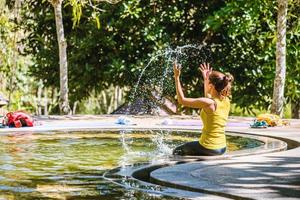 meisje in een zwembad hete lente in thailand, natuurlijk mineraalwater, warmwaterbronnen in nationaal park, natuurreizen in hete lente foto