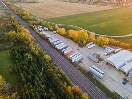 industriële opslag en spoorlijnen door het platteland foto