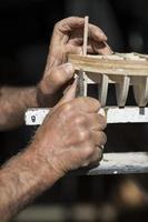 handgemaakt knutselwerk van een houten bootmodel foto