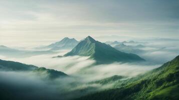 berg landschap met mist foto