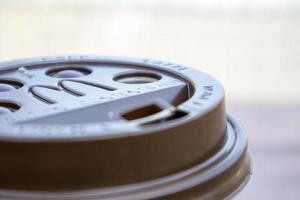 plastic bruin of zwart wegwerpkoffiedeksel met het logo van het fastfoodrestaurant van mcdonald close-up. wegwerp koffiekopje. afhaalmaaltijd beker. Oekraïne, Kiev - 13 september 2021. foto