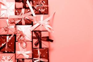 Kerstachtergrond met decoraties en geschenkdozen op roze achtergrond foto