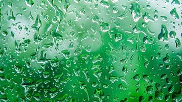 water druppels Aan glas met groen achtergrond, regen druppels Aan venster glas foto