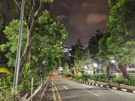 straat visie Bij nacht in een van jakarta kantoor districten foto