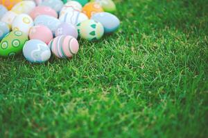 verzameling van kleurrijk Pasen eieren Aan groen gras naar vieren Pasen of de lente. foto