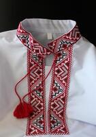 een deel van wit traditioneel oekraïens kleding met borduurwerk patronen geïsoleerd Aan zwart achtergrond foto