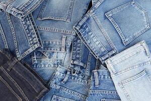 mooi mode jeans gestapeld in lagen Bij de jeans op te slaan foto
