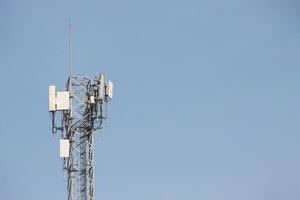 cel telefoon toren en hoog snelheid internet netwerk foto