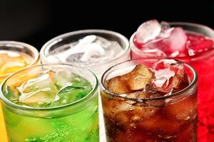 zacht drankjes en fruit sap gemengd met Frisdrank hoog in suiker hebben een negatief effect Aan fysiek Gezondheid foto