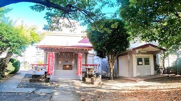 shusse inari altaar in shinjuku, een altaar temidden van vers groen.shusse inari altaar, een altaar in Yochomachi, shinjuku-ku, Tokio, Japan het was Gesticht in de eerste jaar van 1457 foto