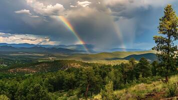 regenboog over- de bergen in de zomer. panoramisch visie foto