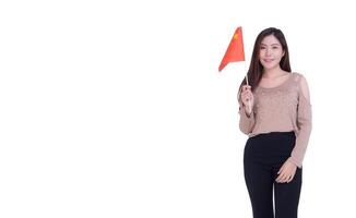 jong vrouw Holding China vlag, glimlachen en op zoek Bij de camera met een wit achtergrond terwijl staand in de studio. ruimte voor tekst foto