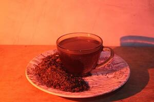 de thee is geserveerd Aan een glas bord en is geregeld met de thee poeder zelf. foto