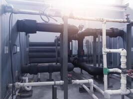 installatie water circulatie pijpen Aan de lucht behandeling eenheid, water koeler en boiler systeem. foto