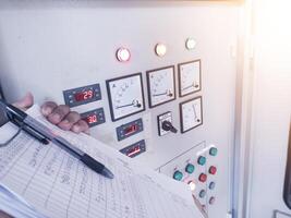 de elektrisch machinebouw checklist en onderhoud elektrisch paneel in macht huis.preventief onderhoud schema voor elektrisch paneel planken.met glimmend licht. foto