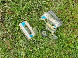 gebroken plakband cassette in de gras vlak visie foto