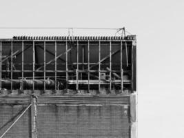 verlaten fabriek ruïnes in zwart en wit foto