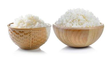 rijst in kom op witte achtergrond