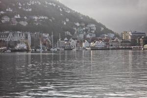 bergen haven historisch bryggen Oppervlakte in een ochtend- mist, Noorwegen foto
