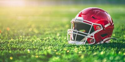 rood Amerikaans Amerikaans voetbal helm Aan weelderig groen veld, sport achtergrond, kopiëren ruimte foto