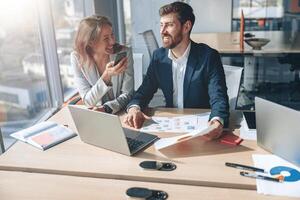 glimlachen zakenlieden Bij werk praten telefoon en bespreken hun bedrijf foto