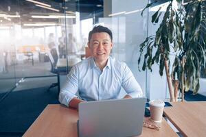 portret van glimlachen Aziatisch zakenman werken Bij haar werkplaats in modern kantoor foto