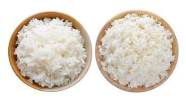kom vol rijst op witte achtergrond foto