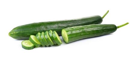 verse komkommers geïsoleerd op wit foto