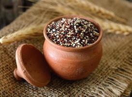 quinoa zaden in kom op hout foto