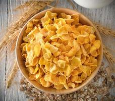 cornflakes in houten kom foto