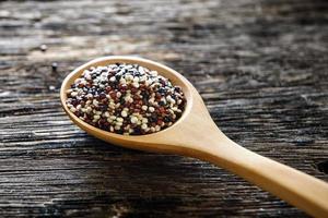 quinoa zaden in lepel op hout foto