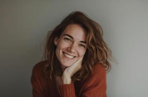 blij jong vrouw glimlachen met warm trui Aan neutrale achtergrond foto