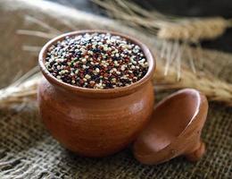 quinoa zaden in kom op tafel foto