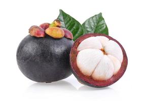 mangosteen zoet fruit geïsoleerd op een witte achtergrond foto