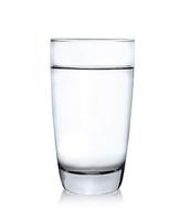 glas water geïsoleerd op witte achtergrond foto