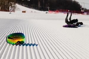 uitrusting om te snowboarden op een nieuwe geprepareerde sneeuw foto